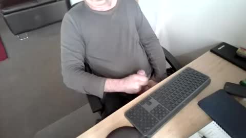 melbguy_075 online show from 10-31-25, 05:08