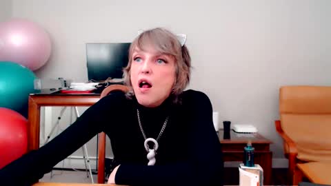 Snapshot of melhoho chatting on 11-03-25, 10:05 Snow Hobot online show from 11-03-25, 10:05