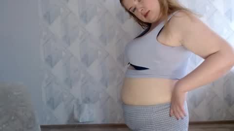 Snapshot of melina_beauty chatting on 04-17-26, 07:00 Melina online show from 04-17-26, 07:00