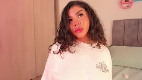 Snapshot of melina_ferrer1 chatting on 02-10-25, 05:30 EI online show from 02-10-25, 05:30