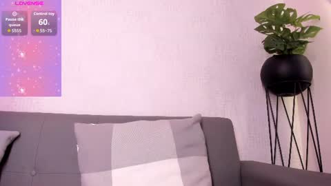 Snapshot of melissa__saenz_ chatting on 06-19-26, 03:22 M E L I S S A online show from 06-19-26, 03:22