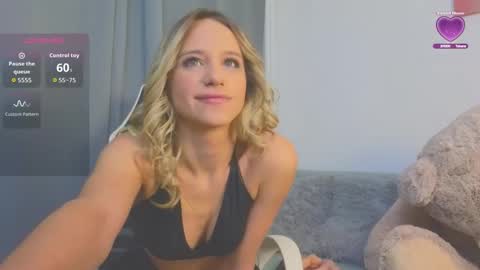 Snapshot of mellisakim chatting on 10-10-25, 10:09 Mellisa online show from 10-10-25, 10:09