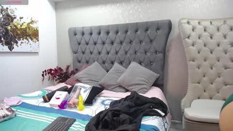 Melodi online show from 01-26-25, 01:04