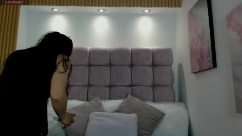 Snapshot of melodiroux_ chatting on 06-19-26, 01:04 Melodi online show from 06-19-26, 01:04