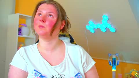 Snapshot of melodymoores chatting on 05-20-26, 06:41 Melody online show from 05-20-26, 06:41