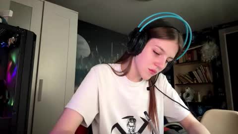 Hi Im Aria 18 years old online show from 09-25-25, 12:09