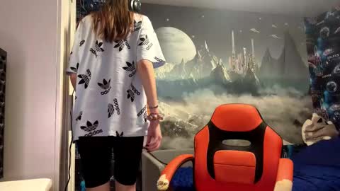 Hi Im Aria 18 years old online show from 12-22-25, 01:52