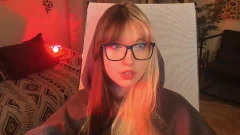 Mia online show from 11-06-25, 01:23