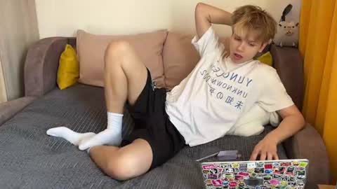 Snapshot of metratok chatting on 07-12-26, 01:35 Arthur online show from 07-12-26, 01:35