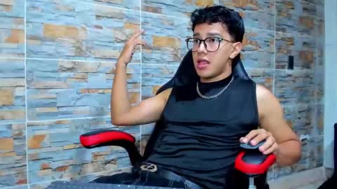 Snapshot of mexwilliams chatting on 10-27-25, 01:37 mexwilliams online show from 10-27-25, 01:37