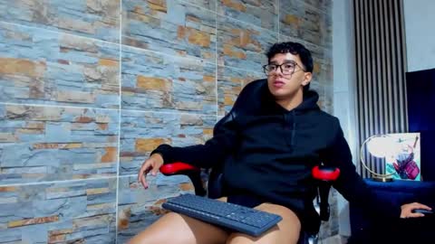 Snapshot of mexwilliams chatting on 10-28-25, 12:52 mexwilliams online show from 10-28-25, 12:52