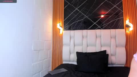 Mia online show from 04-15-26, 01:18