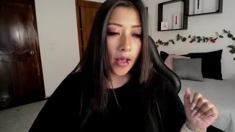 Snapshot of mia_112022 chatting on 10-24-25, 02:35 Mia zoe online show from 10-24-25, 02:35