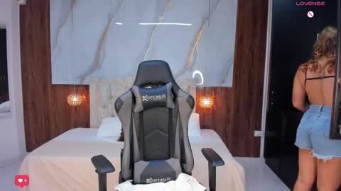 Snapshot of mia_18v chatting on 02-21-25, 08:38 Violett online show from 02-21-25, 08:38