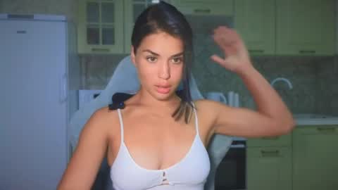 Mia online show from 09-17-25, 07:04