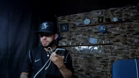 Snapshot of mia_and_vincentt chatting on 10-06-25, 04:10 Mia and vincentt model indepent online show from 10-06-25, 04:10