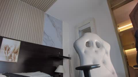 Mia online show from 02-04-25, 05:45