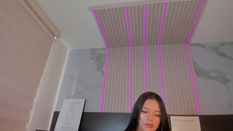 Mia online show from 02-20-25, 07:41