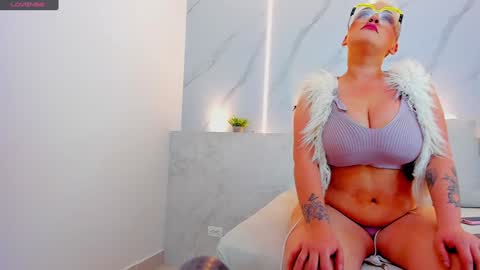 Snapshot of mia_becke chatting on 01-08-25, 12:05 Mia online show from 01-08-25, 12:05