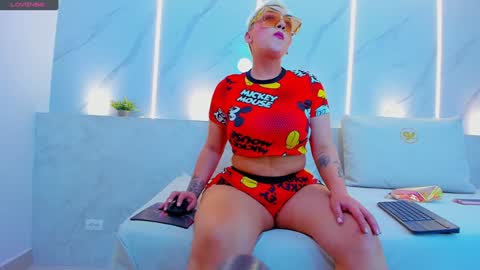 Snapshot of mia_becke chatting on 01-14-25, 01:28 Mia online show from 01-14-25, 01:28