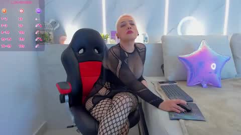 Snapshot of mia_becke chatting on 03-06-25, 11:47 Mia online show from 03-06-25, 11:47