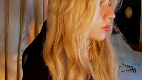 Snapshot of mia_curry chatting on 06-24-26, 07:13 M I A online show from 06-24-26, 07:13