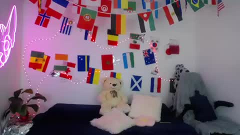 Snapshot of mia_cute_girl chatting on 06-23-26, 12:25 mia_cute_girl online show from 06-23-26, 12:25