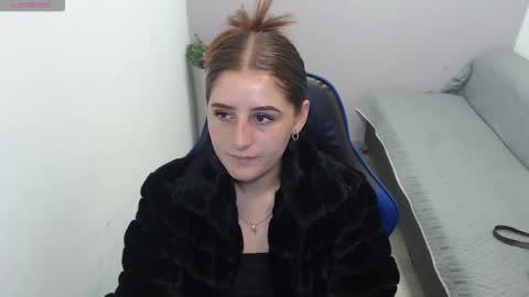 Mia online show from 10-18-25, 01:23