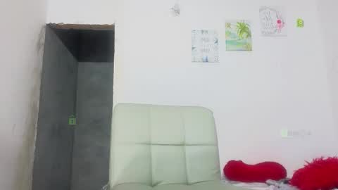 Mia online show from 09-17-25, 08:21