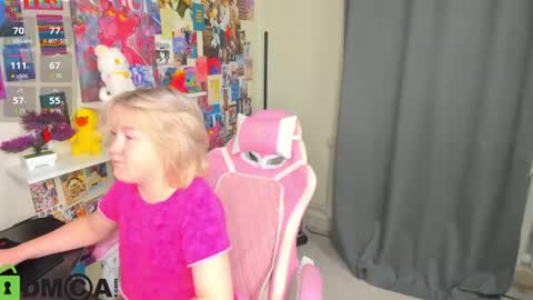 Mia online show from 05-04-26, 02:51