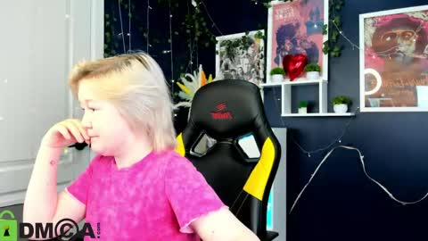Mia online show from 05-08-26, 03:12