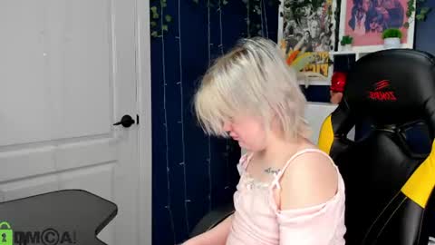 Mia online show from 06-11-26, 03:04