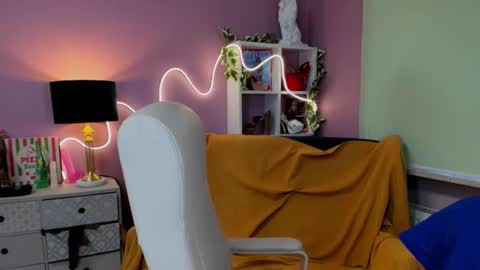 Mia online show from 11-13-25, 07:40