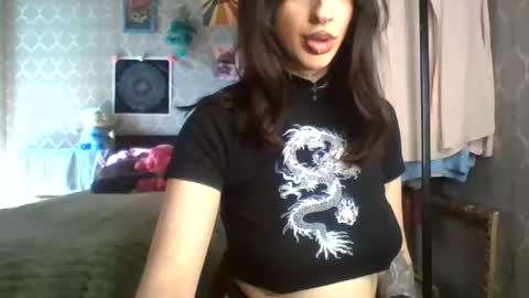 Mia online show from 06-24-26, 12:04