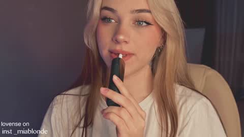 mia_milagros online show from 12-25-24, 02:25