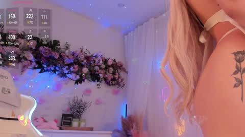 Snapshot of mia_milana chatting on 01-28-25, 05:32 online show from 01-28-25, 05:32