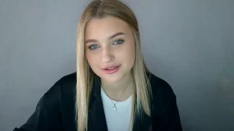 Mia online show from 09-10-25, 12:05