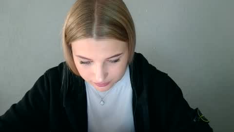 Mia online show from 09-11-25, 10:48