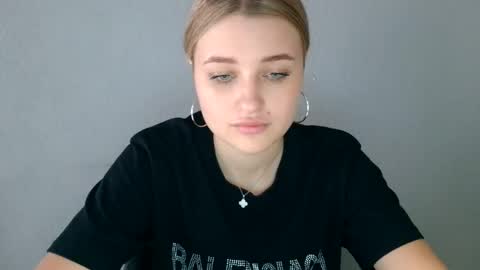 Mia online show from 09-14-25, 10:03