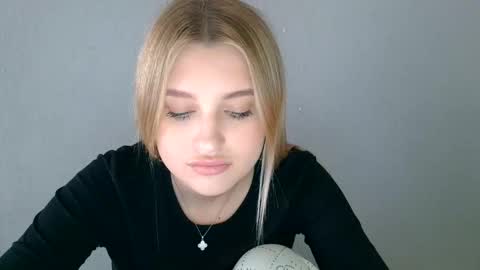 Mia online show from 09-15-25, 12:16