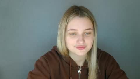 Mia online show from 09-24-25, 12:19