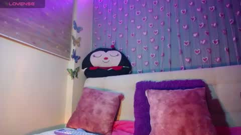 Snapshot of mia_petitebaby chatting on 07-17-26, 02:40 Ma online show from 07-17-26, 02:40