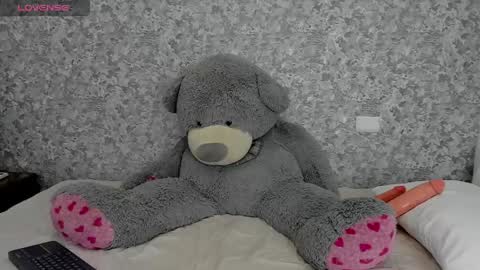 Mia online show from 04-14-26, 02:39