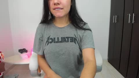 Mia online show from 01-08-25, 05:37