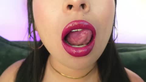 Mia online show from 05-08-26, 12:05