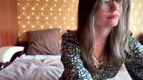 Mia online show from 11-09-25, 06:12