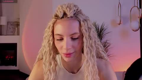 Mia online show from 10-22-25, 06:24