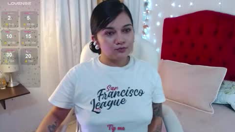 Snapshot of mia_traveluxe chatting on 09-10-25, 02:33 Mia online show from 09-10-25, 02:33