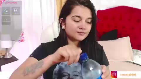 Snapshot of mia_traveluxe chatting on 09-23-25, 02:03 Mia online show from 09-23-25, 02:03