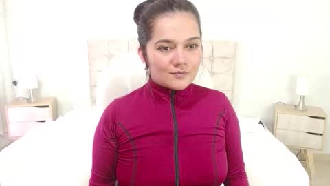 Snapshot of mia_traveluxe chatting on 10-06-25, 02:09 Mia online show from 10-06-25, 02:09